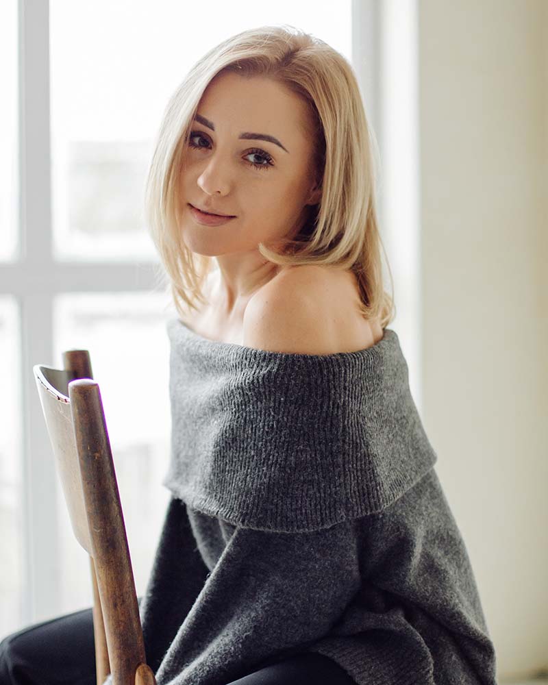 fashion portrait of young elegant woman g2cf4u5.jpg