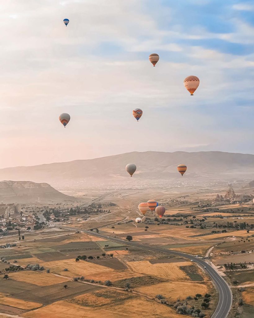 flying in sky many bright colored beautiful balloo hw5ndvw.jpg